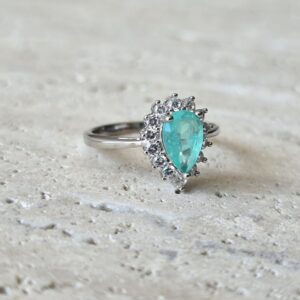 Anel em Ouro Branco com Esmeralda e Diamantes