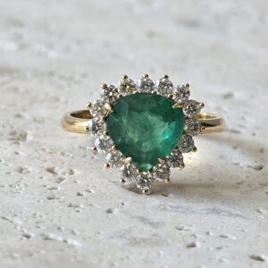 Anel em ouro amarelo 18k com esmeralda gota e diamantes
