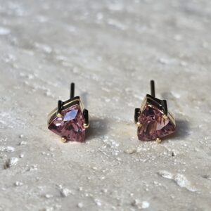 Brincos em ouro amarelo 18k com turmalinas rosas trilhão