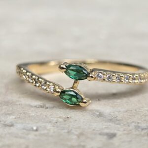 Anel em prata 925  banhado a ouro 18k com zircônias brancas e verdes navete