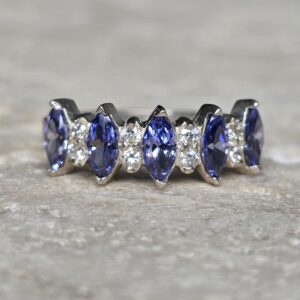💜 Anel em prata 925 com zircônias brancas e navetes roxas
