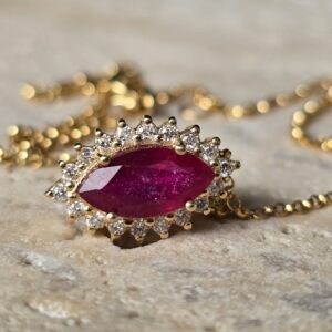 Colar em ouro amarelo 18K com rubi navete e diamantes