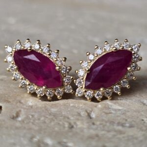 Brincos em ouro amarelo 18K com rubis navete e diamantes