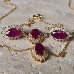 Conjunto em ouro amarelo 18K com rubis navetes e diamantes