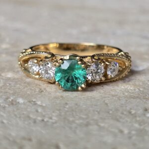 Anel em ouro 18K com esmeralda e diamantes