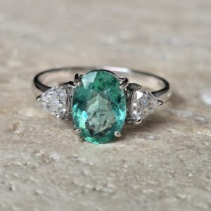 Anel em ouro amarelo 18K com turmalina verde e diamantes