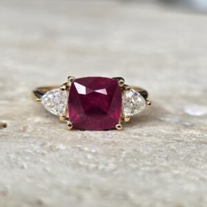 Anel em ouro amarelo 18K com rubi carrê e diamantes