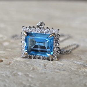 Colar em ouro branco 18K rodinado com topázio Swiss e diamantes