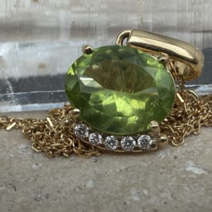 🌟 Colar em ouro amarelo 18K com peridoto e diamantes